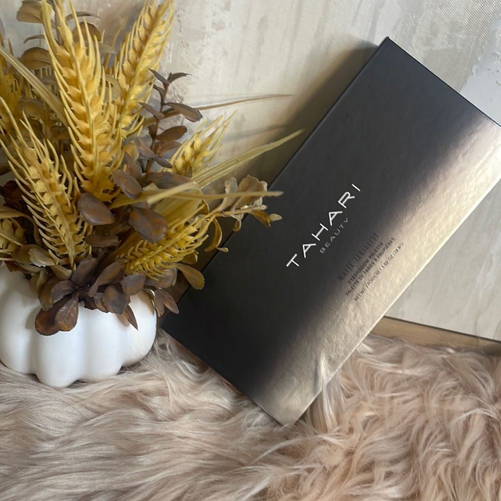Tahari Matte-Terialist Eyeshadow Palette NEW